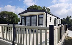 Sunset Retreat Lodge With Large Wrap Around Decking